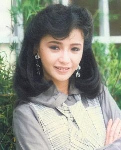 ​曾华倩：曾跟梁朝伟同居6年，独自抚养儿子，如今儿子成她的骄傲