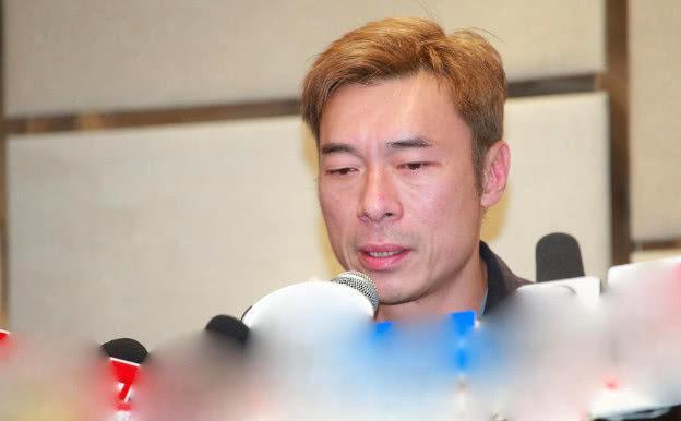 郑秀文帮老公复出？演唱会许志安被歌迷嘘，她晒自拍疑秀恩爱