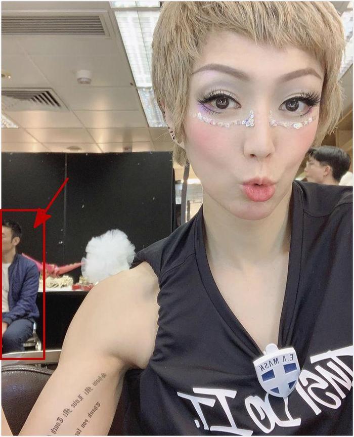 郑秀文帮老公复出？演唱会许志安被歌迷嘘，她晒自拍疑秀恩爱