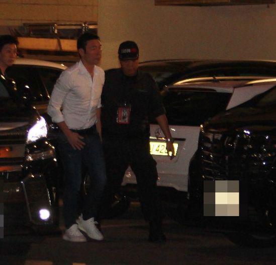 郑秀文帮老公复出？演唱会许志安被歌迷嘘，她晒自拍疑秀恩爱