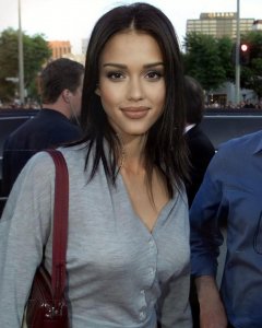 ​女神杰西卡·阿尔芭：19岁靠美貌走红，婚后生3娃，40岁还风情万种