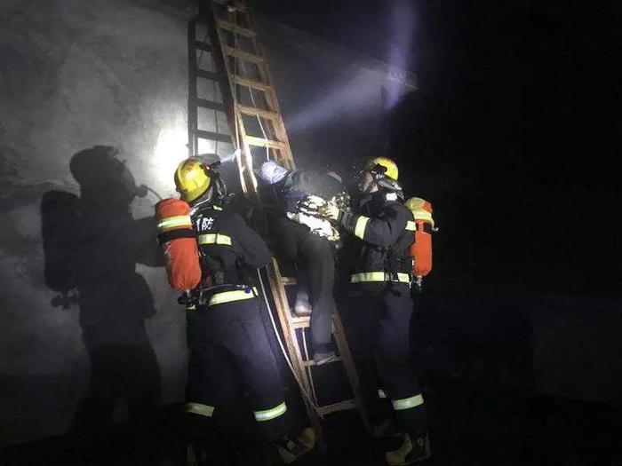 桂林一民房清晨发生火灾，4人被困，其中还有两名幼儿！