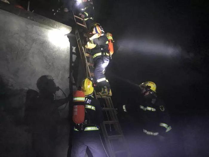 桂林一民房清晨发生火灾，4人被困，其中还有两名幼儿！