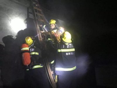 ​桂林一民房清晨发生火灾，4人被困，其中还有两名幼儿！