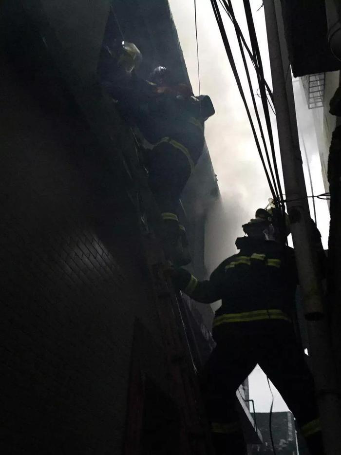 桂林一民房清晨发生火灾，4人被困，其中还有两名幼儿！