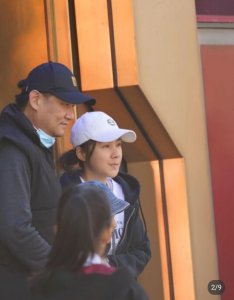 ​影后何琳低调出游，教授老公外形帅气，为家庭放弃前程当全职太太