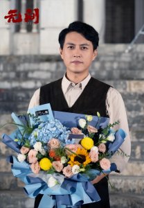 ​靳东晒小儿子近照庆生，网友：再生个女儿吧，要不这颜值浪费了