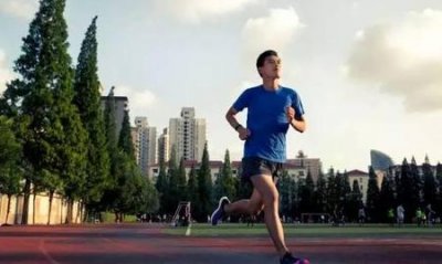 ​跑步运动穿什么衣服合适(冬天跑步穿什么衣服图片)
