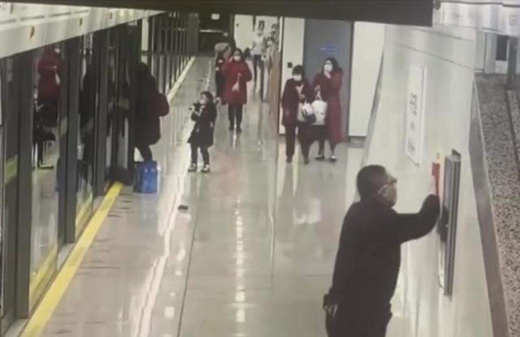 上海地铁15号线屏蔽门夹人还能启动这是无人驾驶系统惹的祸吗