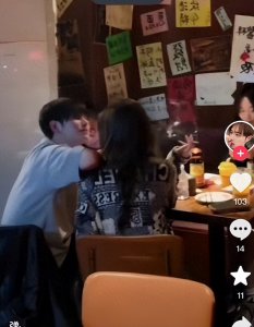 ​知名男主播童锦程深夜酒吧视频曝光引发关注