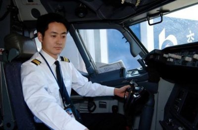 ​飞机机长收入到底有多高？看到工资条，网友羡慕到哭，果真飞得高工资更高