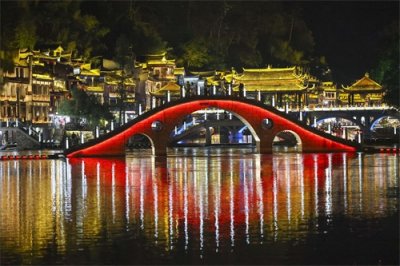 ​湖南湘西：凤凰古城夜色璀璨醉游人