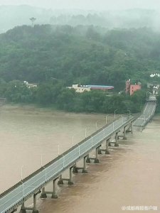 ​彭山岷江大桥垮塌确认无人员伤亡，垮塌前发现位移即封闭禁行