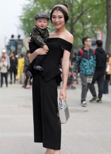 ​街拍，图1时尚辣妈，图2超短裙黑丝袜