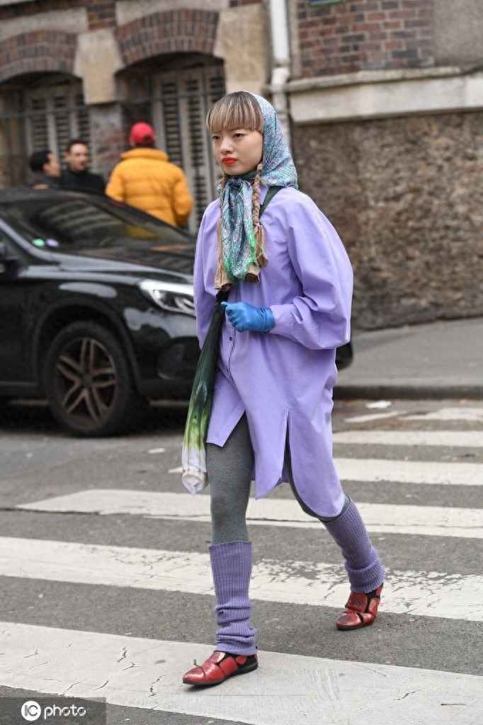 Dior秀场同款三角巾怎么系才好看？优雅lady们不只戴在头上哦