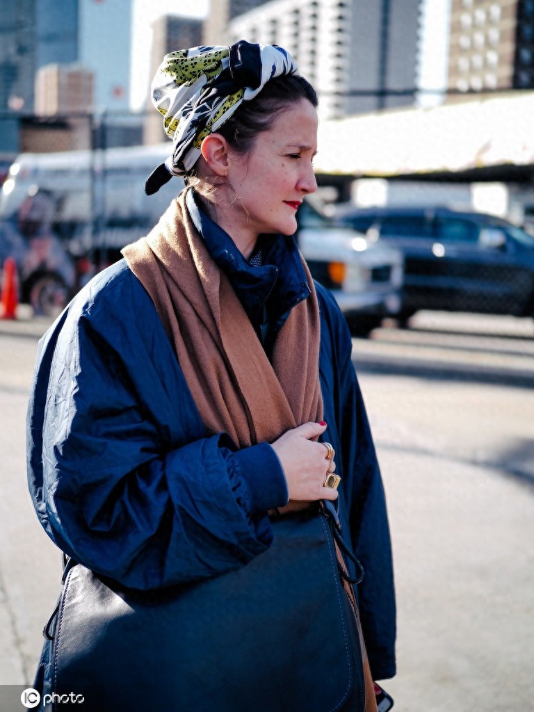 Dior秀场同款三角巾怎么系才好看？优雅lady们不只戴在头上哦