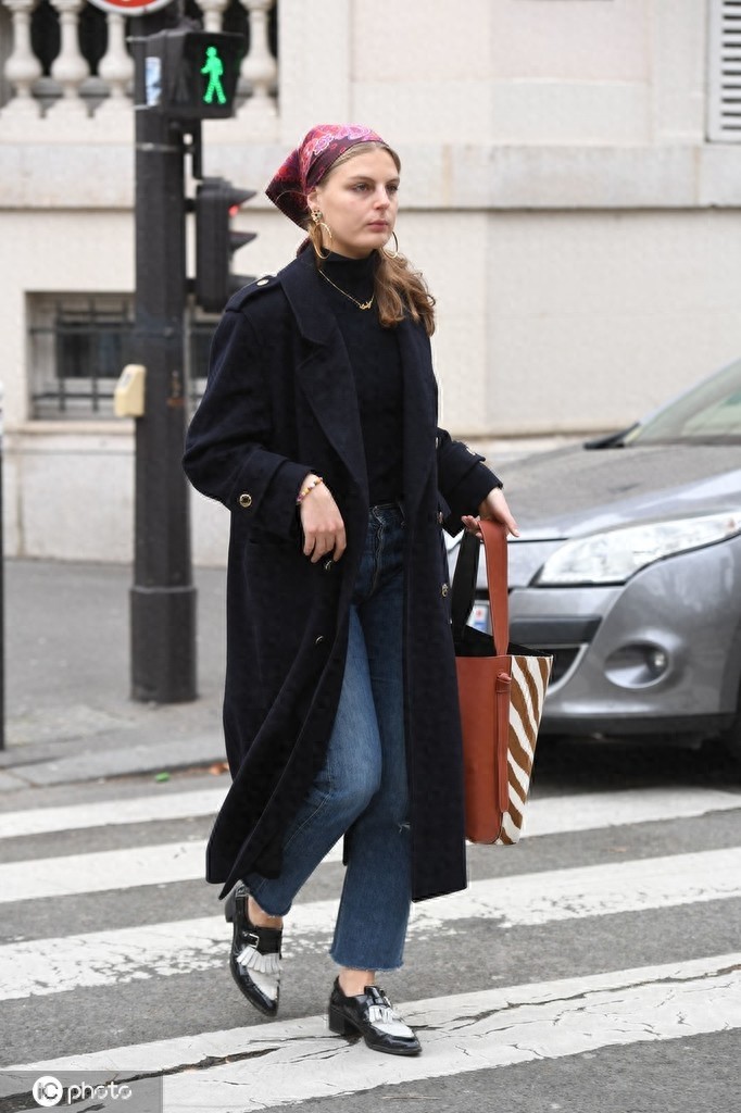 Dior秀场同款三角巾怎么系才好看？优雅lady们不只戴在头上哦