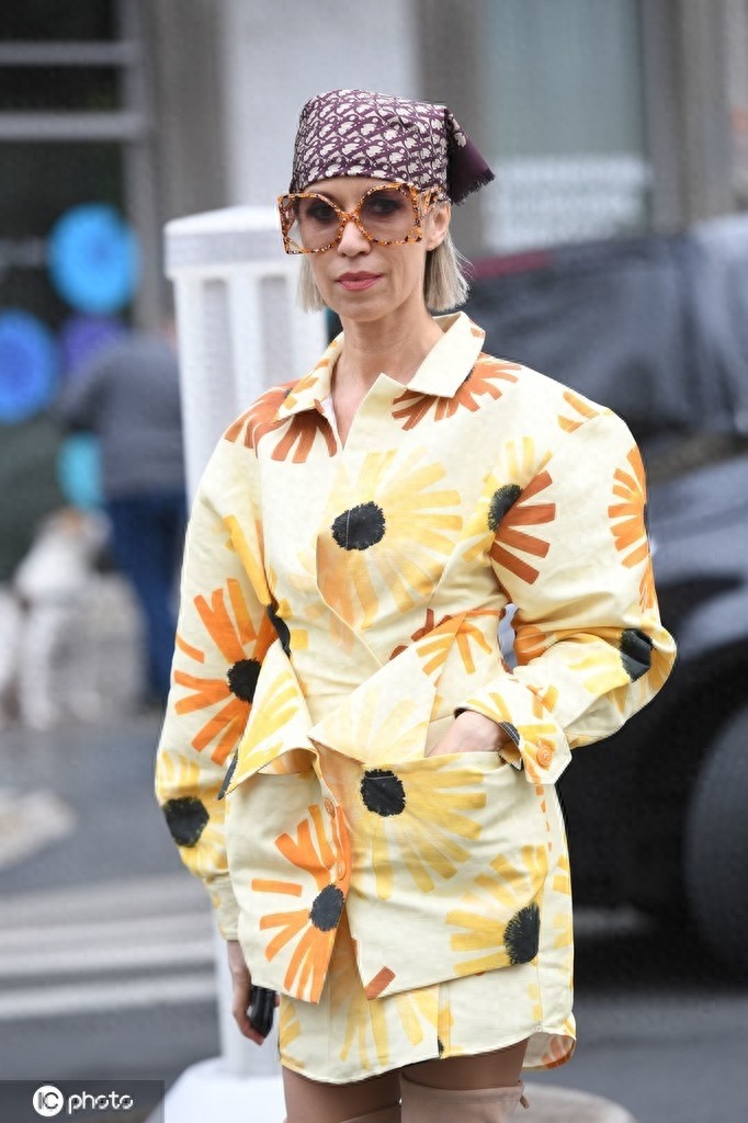 Dior秀场同款三角巾怎么系才好看？优雅lady们不只戴在头上哦