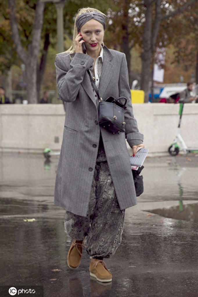 Dior秀场同款三角巾怎么系才好看？优雅lady们不只戴在头上哦