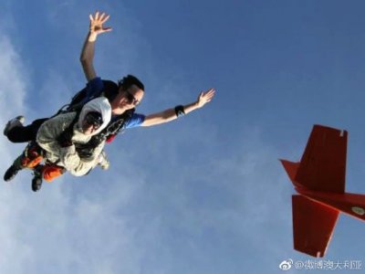 ​102岁奶奶玩跳伞过程图片一览 102岁奶奶玩跳伞原因令人动容