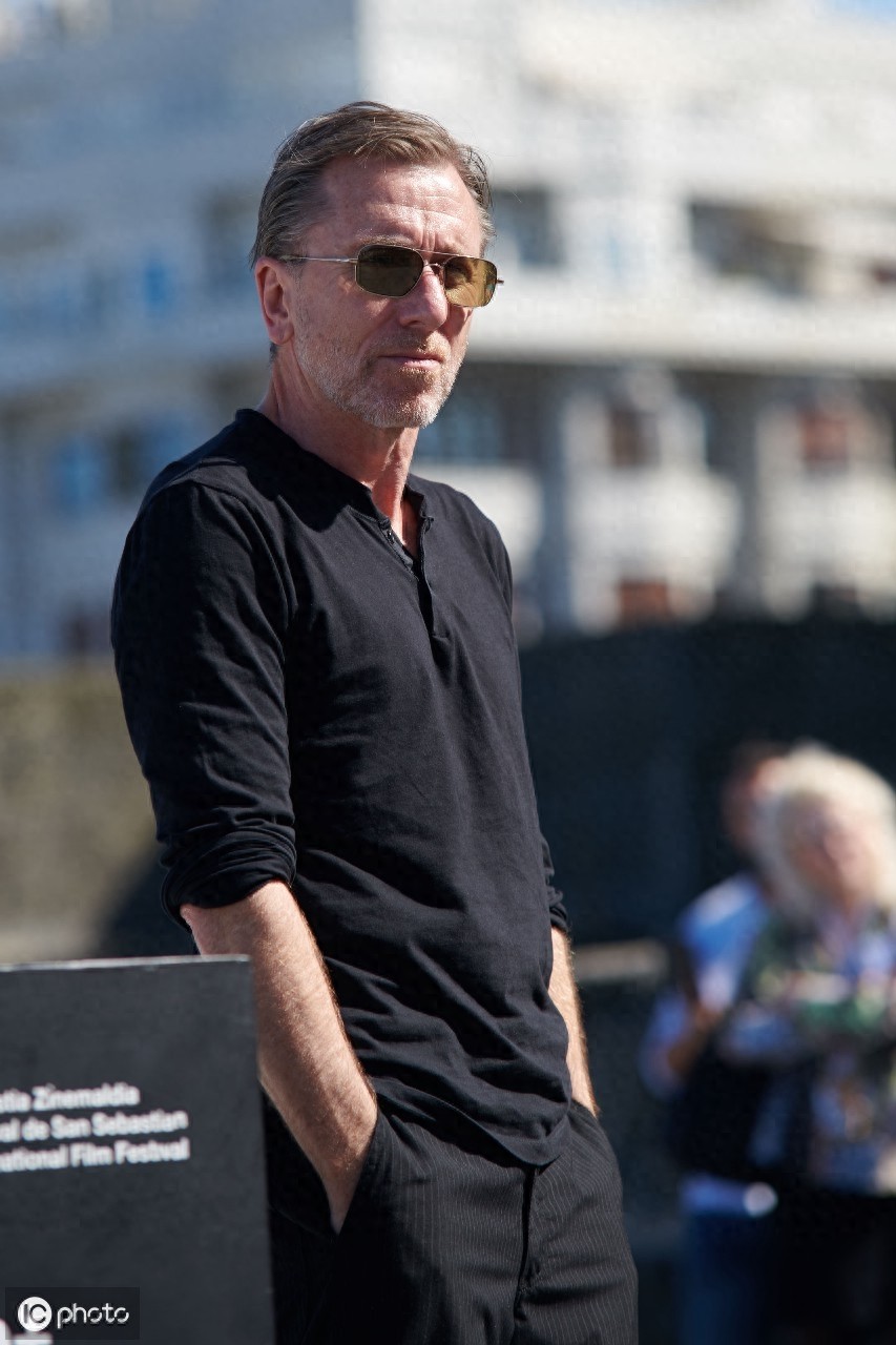 蒂姆·罗斯参加了《名字之歌》的拍摄，曾凭借《海上钢琴师》出名