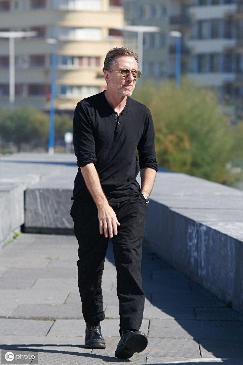 蒂姆·罗斯参加了《名字之歌》的拍摄，曾凭借《海上钢琴师》出名