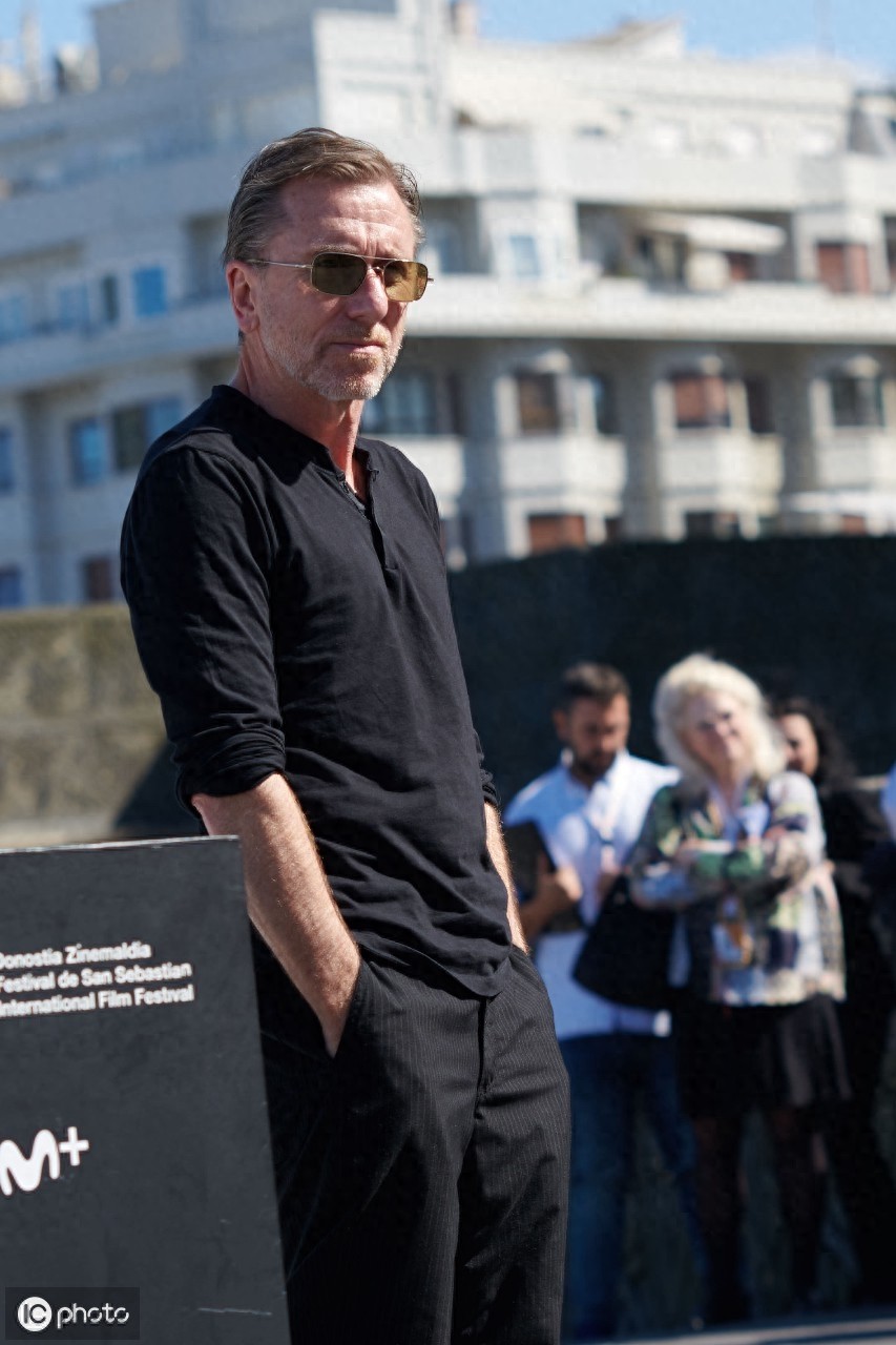 蒂姆·罗斯参加了《名字之歌》的拍摄，曾凭借《海上钢琴师》出名