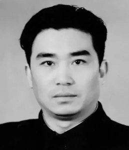 ​陈戈 扮演过《南征北战》师长、《抓壮丁》保长，还是著名编剧导演