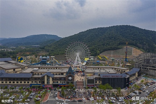 航拍新余欢乐大世界“秀五一”嘉年华 车场爆满见人气