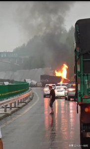 ​悲剧！京昆高速山西段事故，大货车车毁人亡。