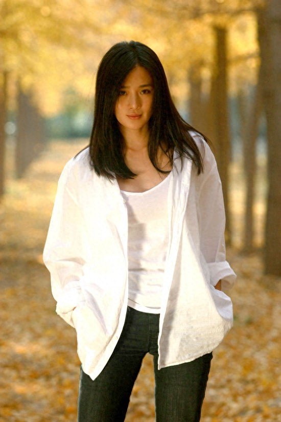 周显欣低调优雅内敛知性,才情兼备,在演艺圈有“小巩俐”之称