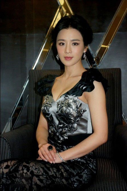 周显欣低调优雅内敛知性,才情兼备,在演艺圈有“小巩俐”之称