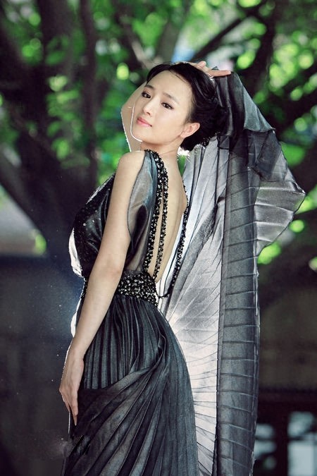 周显欣低调优雅内敛知性,才情兼备,在演艺圈有“小巩俐”之称