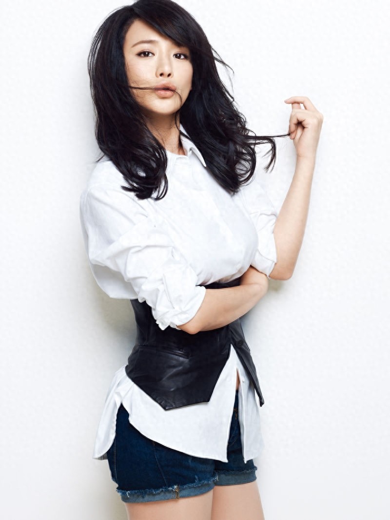 周显欣低调优雅内敛知性,才情兼备,在演艺圈有“小巩俐”之称