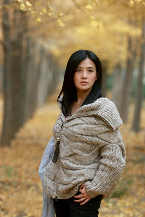 周显欣低调优雅内敛知性,才情兼备,在演艺圈有“小巩俐”之称