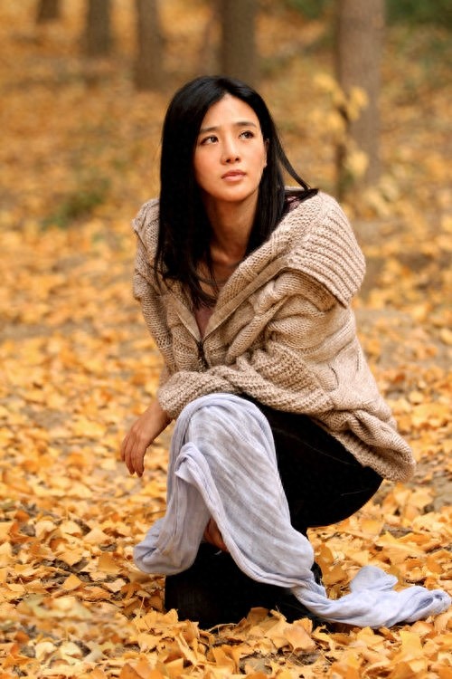 周显欣低调优雅内敛知性,才情兼备,在演艺圈有“小巩俐”之称