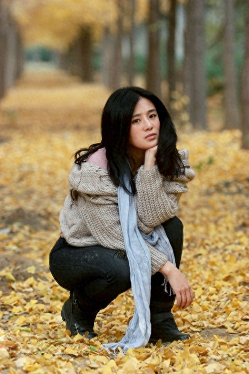 周显欣低调优雅内敛知性,才情兼备,在演艺圈有“小巩俐”之称