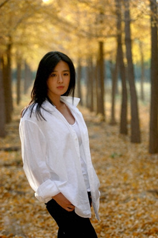 周显欣低调优雅内敛知性,才情兼备,在演艺圈有“小巩俐”之称