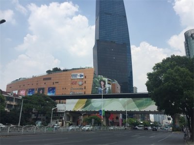 ​上海市的长宁龙之梦购物中心：3条轨道交通交汇处，一直保持人气