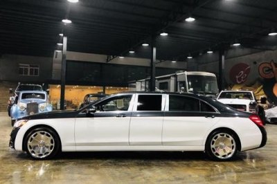 奔驰迈巴赫S800加长版有多牛?车长6米才配4个坐椅,就差配马桶了