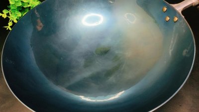 ​新铁锅刚买回来切记不要直接用，等于吃涂层！教你正确的开锅诀窍