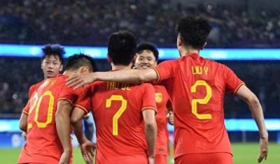 ​中国男足1-2乌兹别克斯坦，3人表现抢眼，讨薪巨星表现最好