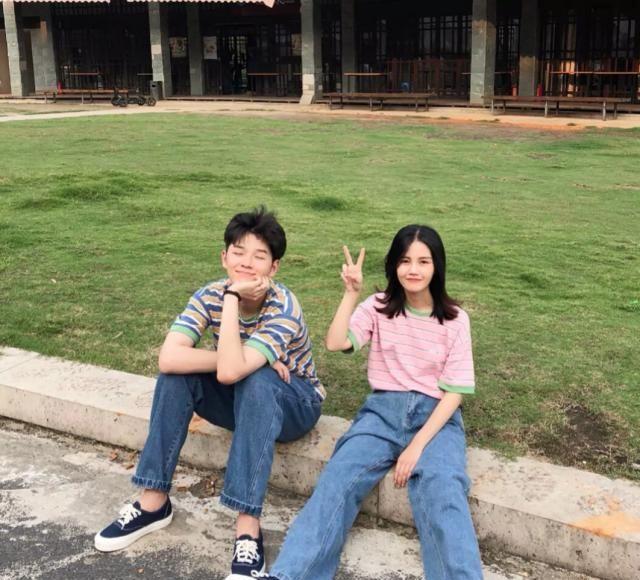 阿油和油嫂的爱情真是羡慕了，他们的情侣装超美啊，甜甜的恋爱