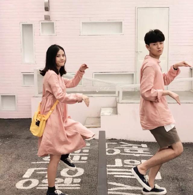 阿油和油嫂的爱情真是羡慕了，他们的情侣装超美啊，甜甜的恋爱