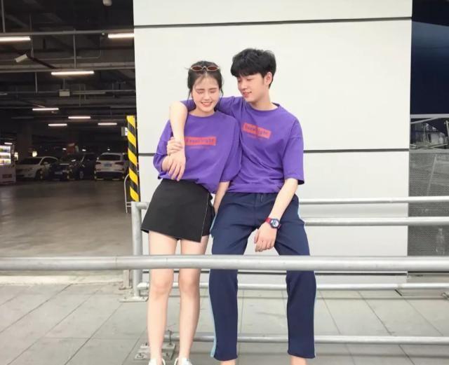 阿油和油嫂的爱情真是羡慕了，他们的情侣装超美啊，甜甜的恋爱