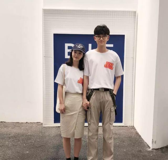 阿油和油嫂的爱情真是羡慕了，他们的情侣装超美啊，甜甜的恋爱