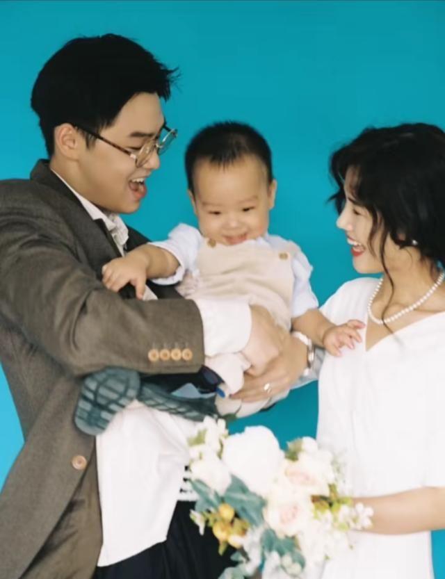 阿油和油嫂的爱情真是羡慕了，他们的情侣装超美啊，甜甜的恋爱