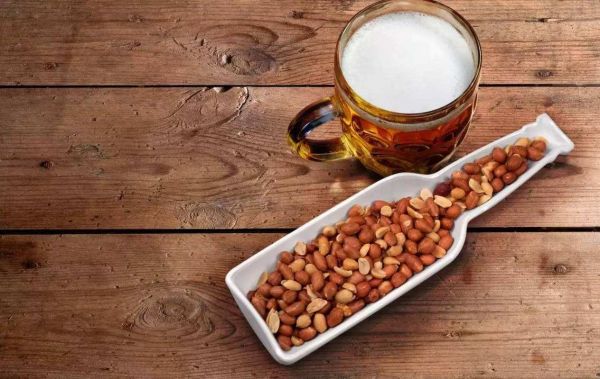 喝啤酒能吃花生