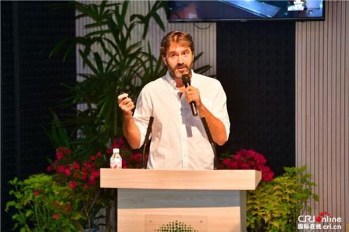 人与自然的关系英语作文(人与自然的关系主要表现为)-第2张图片-