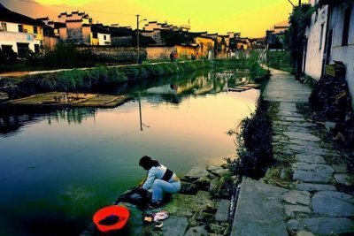 ​老公刚死，妻子就另嫁，新婚夜儿子在门口大喊:爸爸，你回来了!